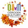 Logo Ośrodka Kultury w Mirosławcu otoczone liśćmi w kolorach rudości